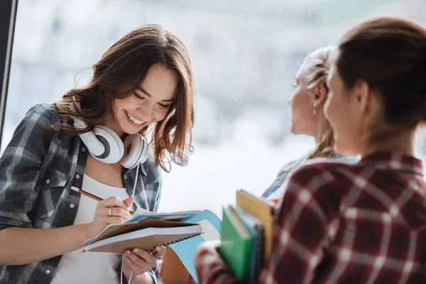 Jeunes étudiants avec des manuels scolaires — Photo de stock