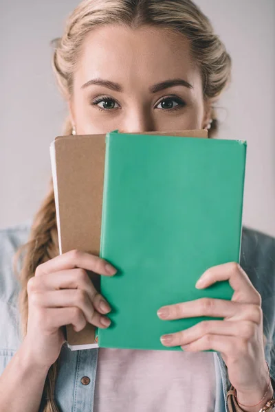 Mujer con cuadernos en las manos - foto de stock