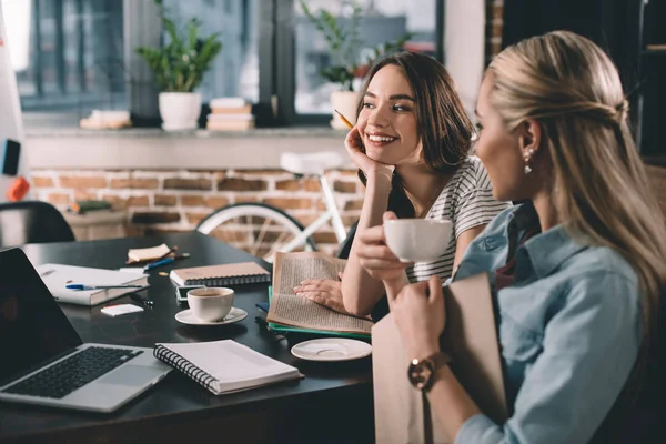 Estudiantes estudiando juntos — Stock Photo