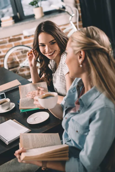 Studenti che studiano insieme — Foto stock