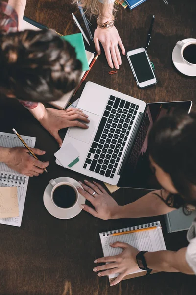 Donne che studiano con computer portatile — Foto stock