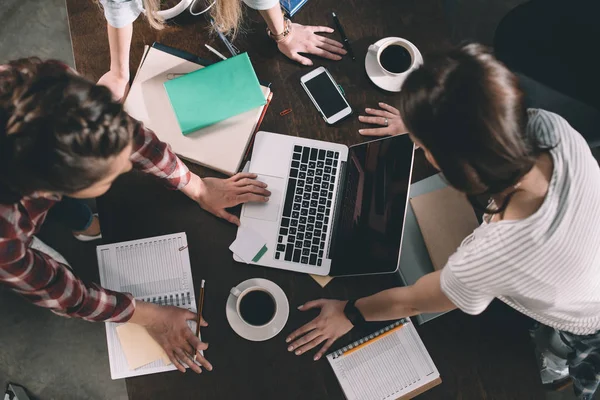 Femmes étudiant avec ordinateur portable — Photo de stock