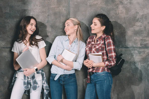 Tre studenti attraenti — Foto stock