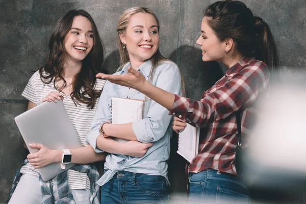 Tres estudiantes atractivos - foto de stock