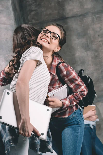 Dos mujeres abrazándose - foto de stock