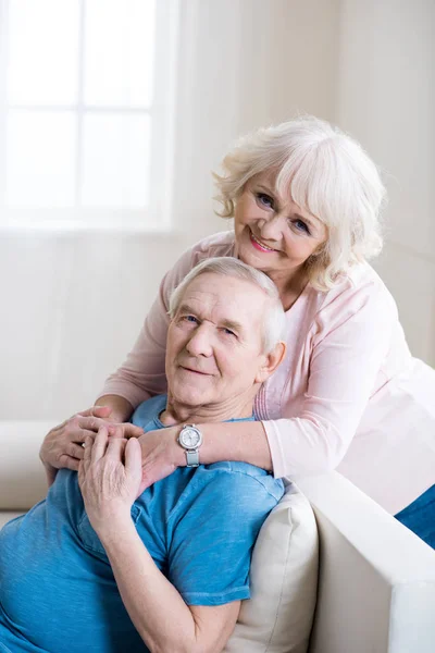 Feliz pareja de ancianos - foto de stock