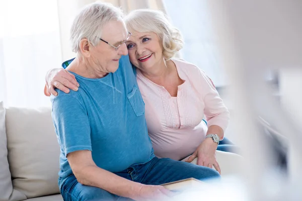 Glückliches Seniorenpaar — Stockfoto