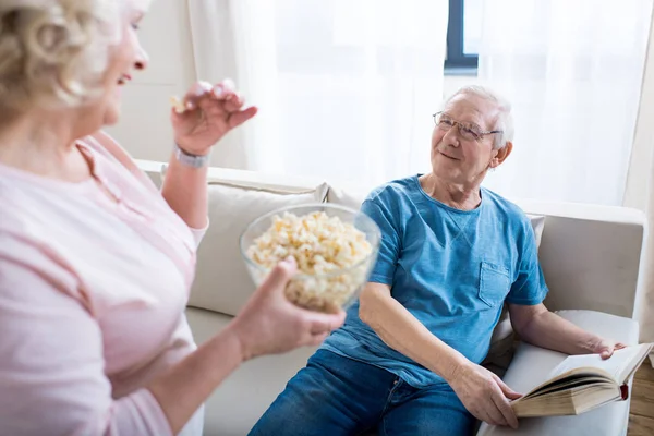 Coppia anziana mangiare popcorn — Foto stock