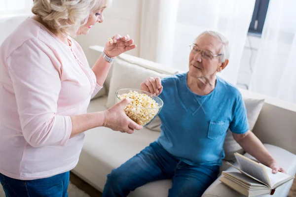 Couple aîné mangeant du pop-corn — Photo de stock