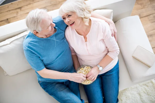 Senior couple eating popcorn — Stock Photo