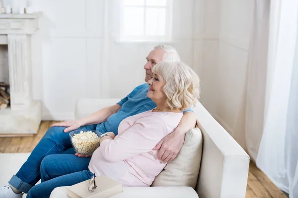 Seniorenpaar entspannt sich — Stockfoto