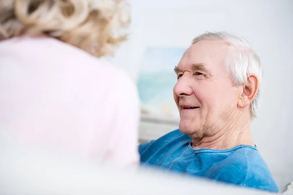 Glückliches Seniorenpaar — Stockfoto