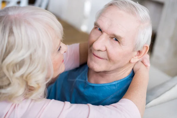 Senior couple embracing — Stock Photo