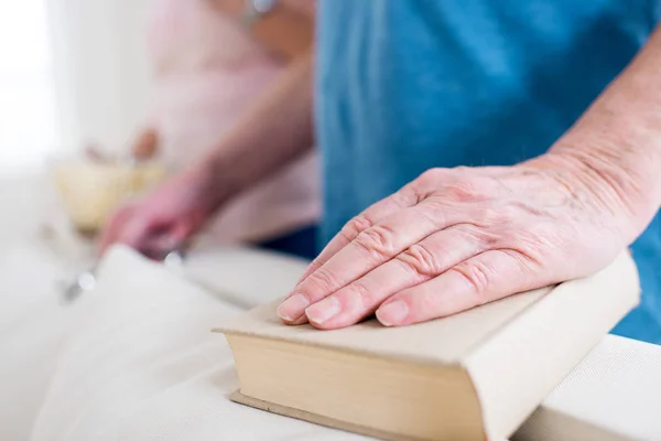 Mano acostada en el libro - foto de stock