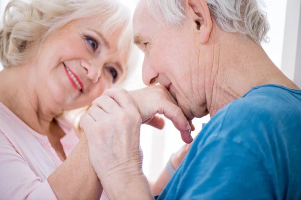 Feliz pareja de ancianos - foto de stock