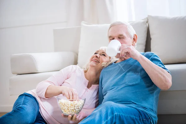 Glückliches Seniorenpaar — Stockfoto