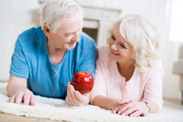 Seniorenpaar mit Apfel — Stockfoto