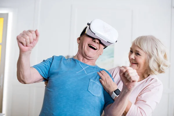 Pareja con auriculares de realidad virtual - foto de stock