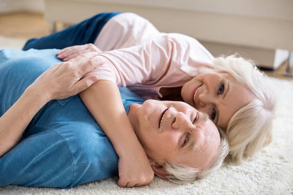 Hermosa pareja mayor - foto de stock