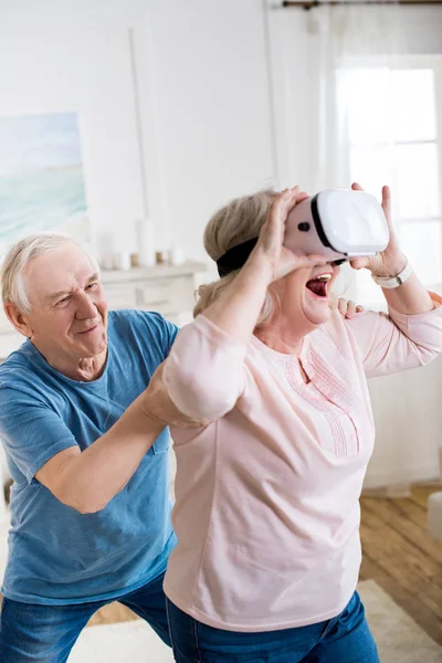 Pareja con auriculares de realidad virtual - foto de stock