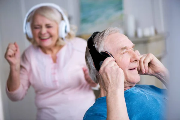 Senior couple in headphones — Stock Photo