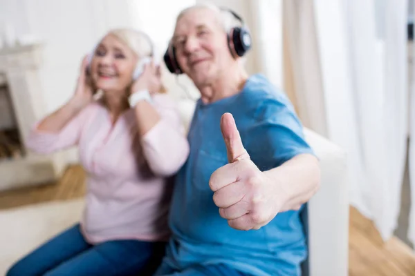 Seniorenpaar mit Kopfhörern — Stockfoto