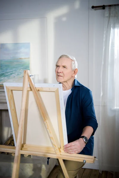 Man painting picture — Stock Photo