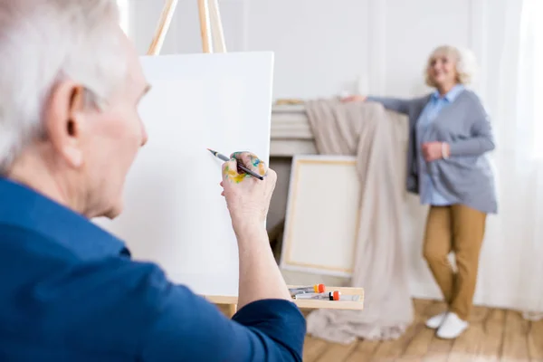 Hombre dibujo retrato de la mujer - foto de stock