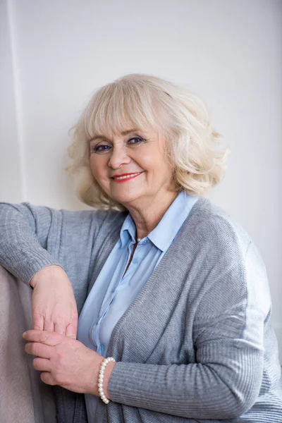 Femme âgée souriante — Photo de stock