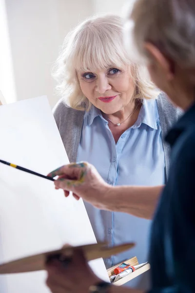 Woman and artist in workshop — Stock Photo