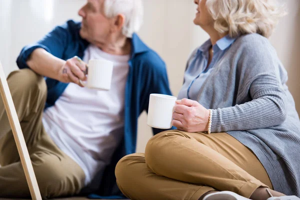 Seniorenpaar trinkt Kaffee — Stockfoto