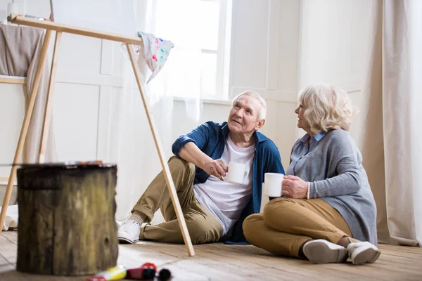 Seniorenpaar trinkt Kaffee — Stockfoto