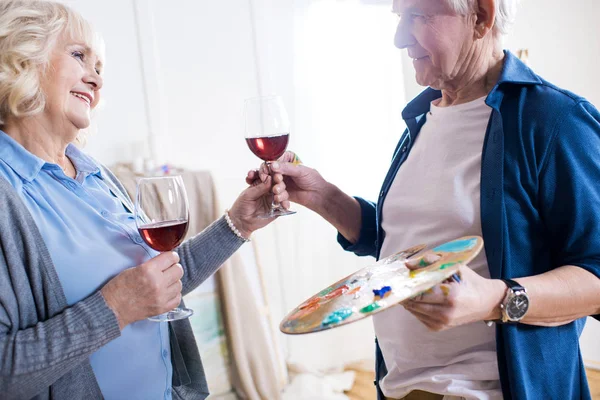 Coppia anziana con bicchieri di vino — Foto stock