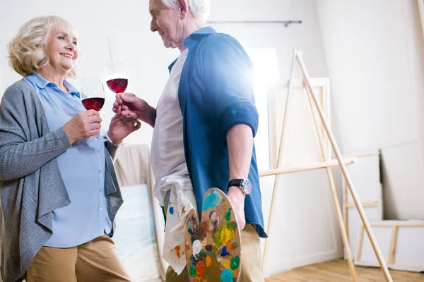 Coppia anziana con bicchieri di vino — Foto stock