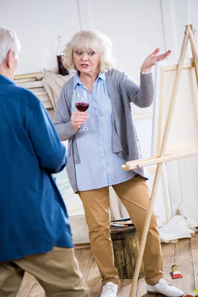 Senior femme parler à l'homme — Photo de stock