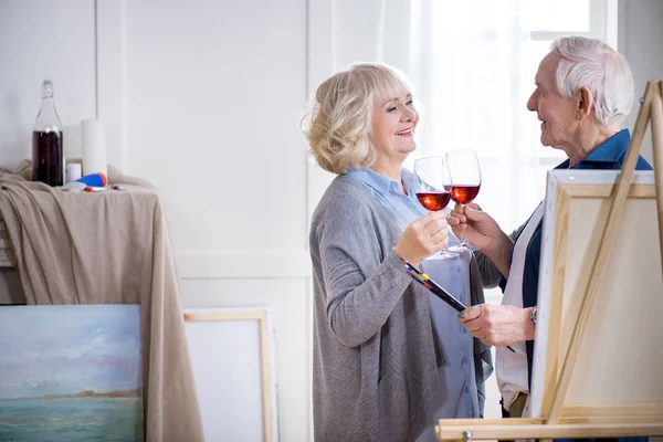 Coppia anziana con bicchieri di vino — Foto stock