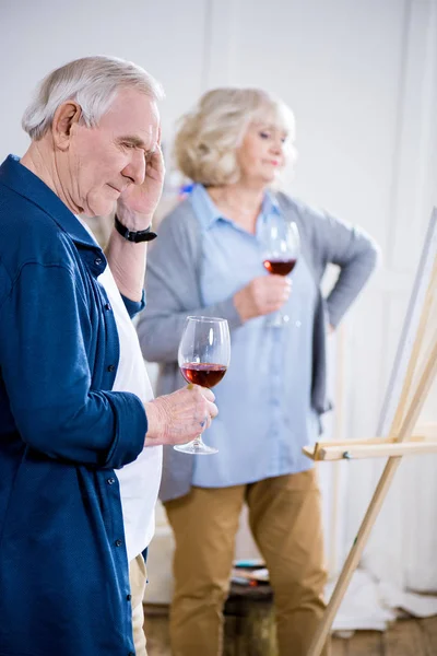 Senior couple with glasses of wine — Stock Photo