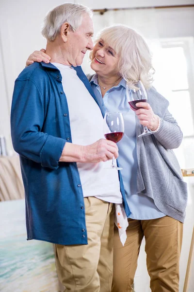 Senior couple with glasses of wine — Stock Photo