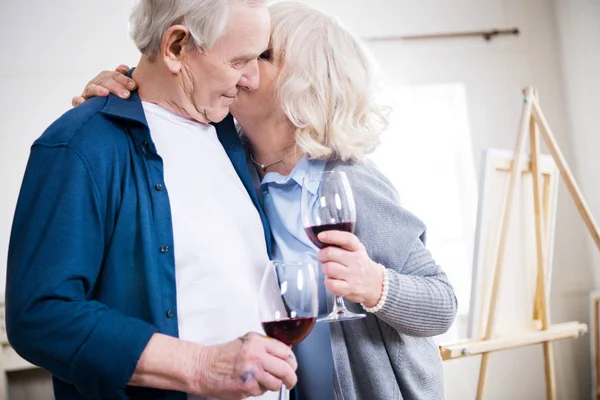 Coppia anziana con bicchieri di vino — Foto stock