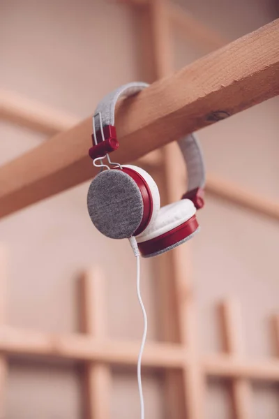 Headphones modernos com cabo — Fotografia de Stock