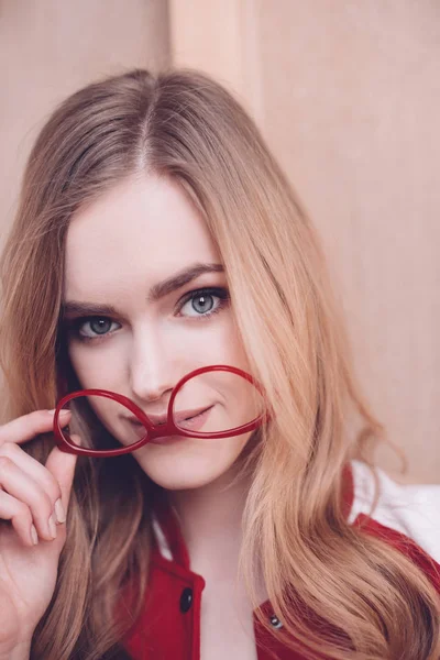 Mujer elegante con gafas graduadas - foto de stock