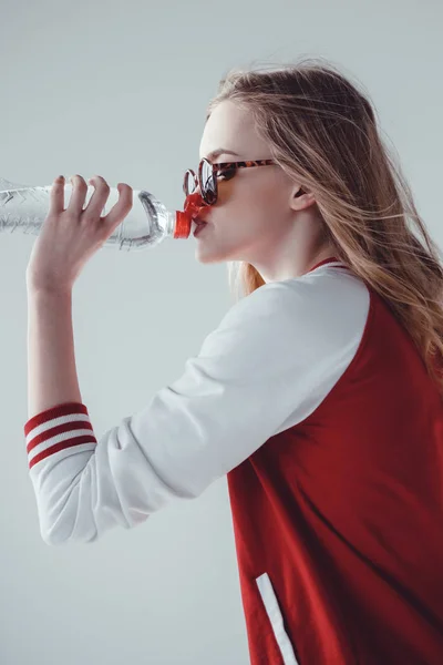 Mujer agua potable - foto de stock