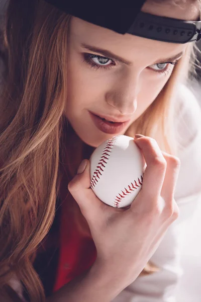 Junge Frau mit Baseballball — Stockfoto