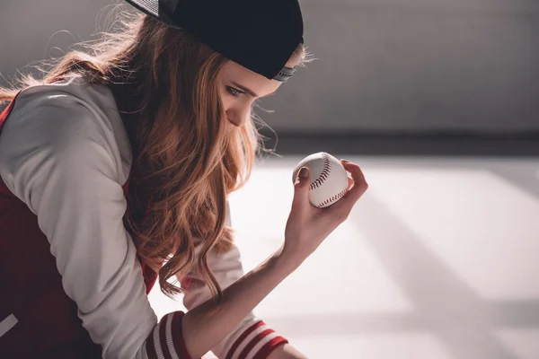 Mujer joven con pelota de béisbol - foto de stock