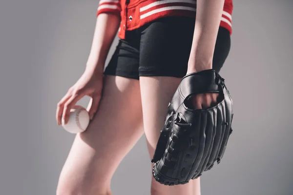 Woman playing baseball — Stock Photo