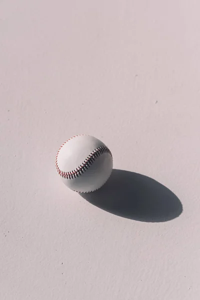 Bola de beisebol com sombra — Fotografia de Stock