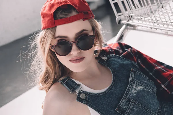 Smiling young woman — Stock Photo