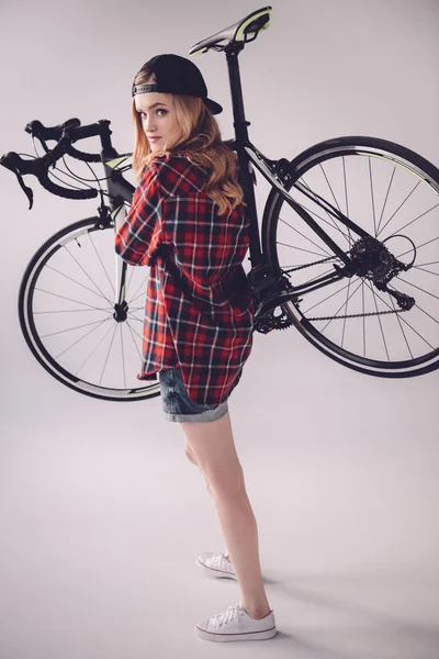Stilvolle Frau mit Fahrrad — Stockfoto