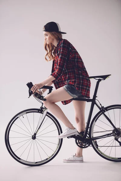 Femme vélo d'équitation — Photo de stock