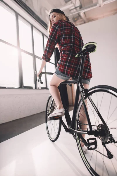 Mujer montando bicicleta - foto de stock